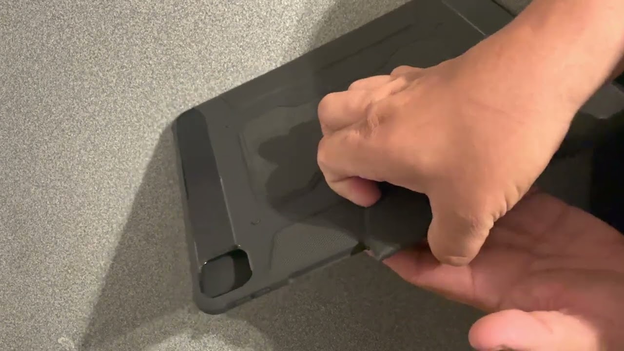 iPad Pro 12.9" 6th Gen Spigen protection