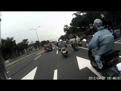20120427 早上8點 民權東路四段(民權公園旁) 機車車禍
