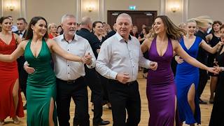 Ten Refren Porwał Wszystkich – Sala Śpiewała Do Rana