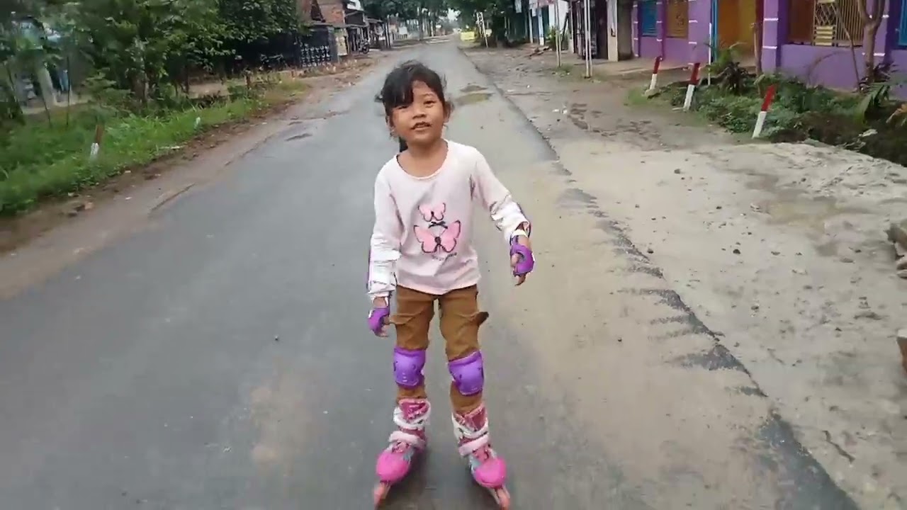 Shanum main sepatu Roda