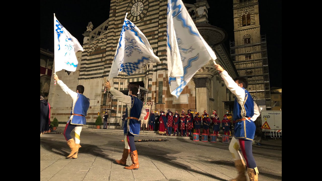 lo spettacolo degli sbandieratori del gruppo degli Alfieri e Musici della Valmarina