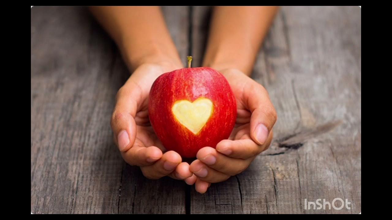 В яблочко!. Три сердца красноярск. Универсам яблоко логотип. Яблоко мой друг. Открытки с днём яблока.