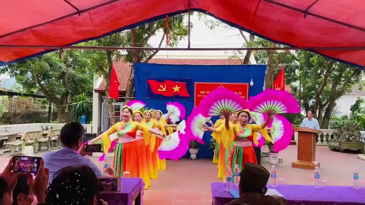 Múa chèo đặc sắc ngày Đại Đoàn Kết toàn dân tộc