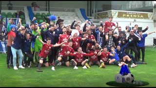 Celebración de la permanencia por parte de la R.S.Gimnástica en Coruxo justo tras el pitido final.