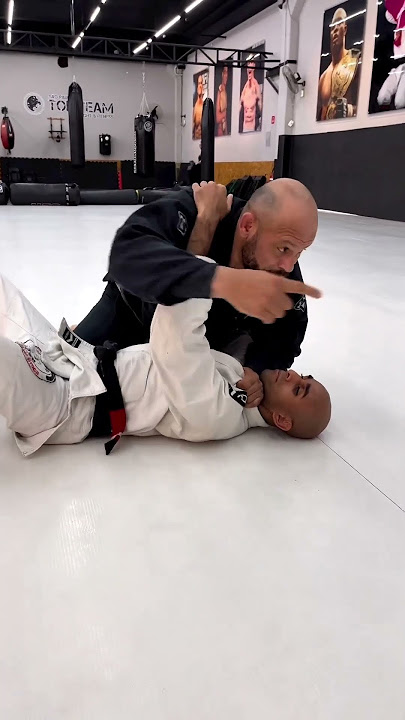 JIU JITSU / ESTRANGULAMENTO DO 100 kilos #jiujitsu Com professor MÃO DE BROCA  #feesbjj #bjj