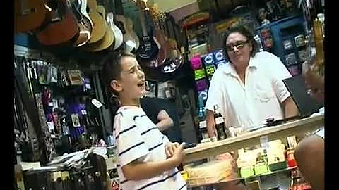 White Kid Sing The Blues In Guitar Shop Like It's Nobody's Business!