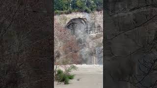 Collapsing cliff creates mini tsunami in California's Van Duzen River