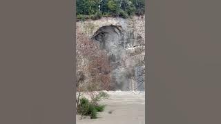 Collapsing cliff creates mini tsunami in California's Van Duzen River