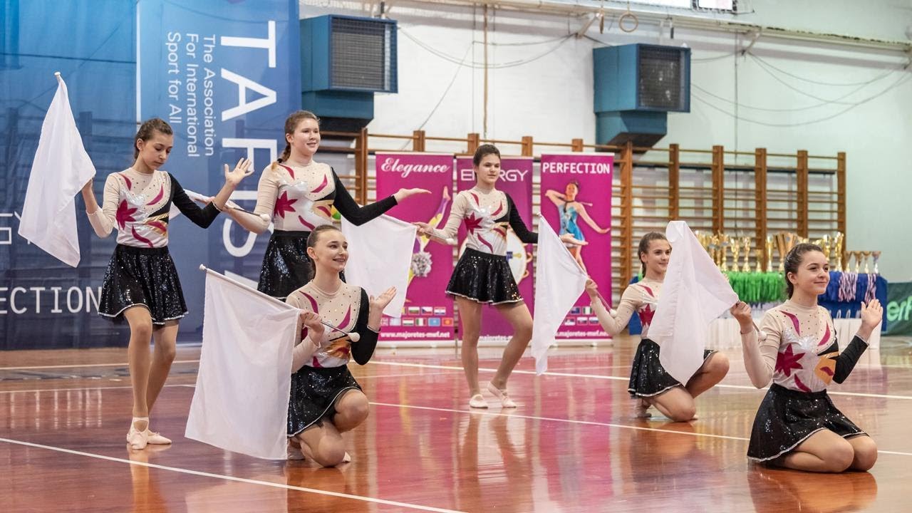 Čazmanske mažoretkinje - juniori mini formacija batonflag