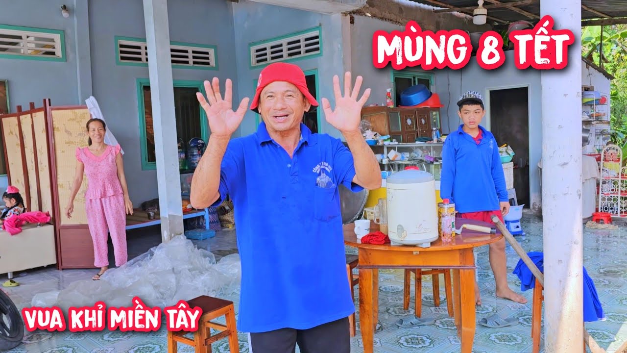 Mùng 8 tết Vua Khỉ khai trương cưa 2 cây Cóc Cày và 1 cây Dừa trong không gian hẹp.
