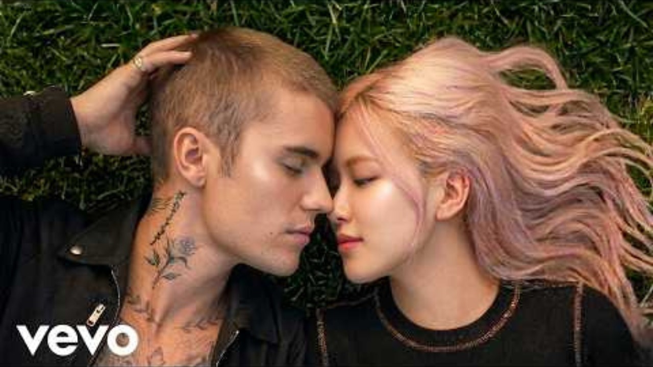 Justin Bieber ft. ROSÉ – Echo Chamber (Official Music Video) auf YouTube ansehen Justin Bieber ft. ROSÉ – Echo Chamber (Official Music Video) auf YouTube ansehen