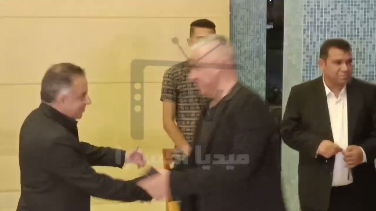 رغم مرضه أبو رجيلة نجم الزمالك يُصر على حضورعزاءأخت الخطيب والمجلس يستقبله بالأحضان.ويطمئن على صحته