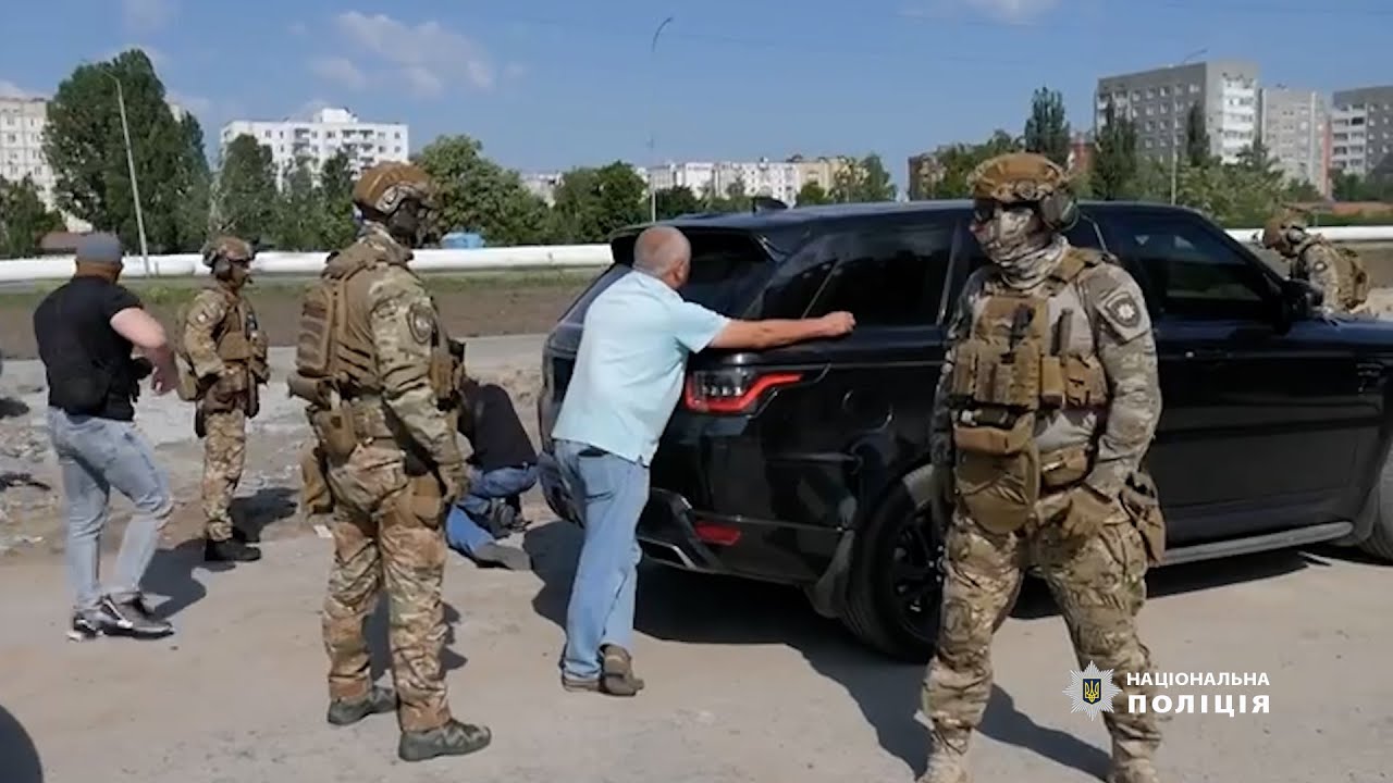 Хмельницькі поліцейські затримали групу осіб за організацію розгалуженої мережі збуту наркотиків