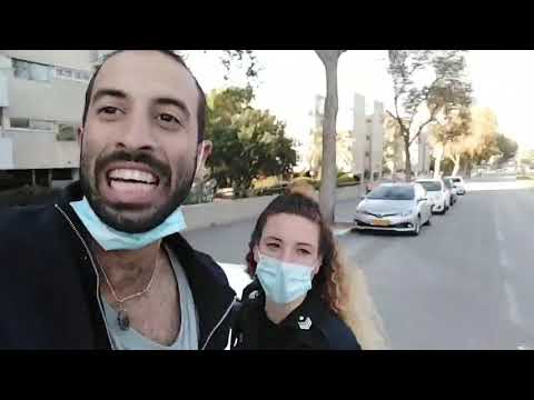 על ידי המחאת כף וריקודים ממתיקים כל הדינים 