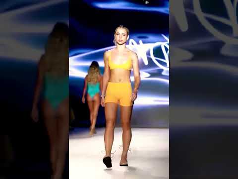 МОДЕЛЬ показывает БИЦЕПС | Подпишись! #shorts #девушка #модель