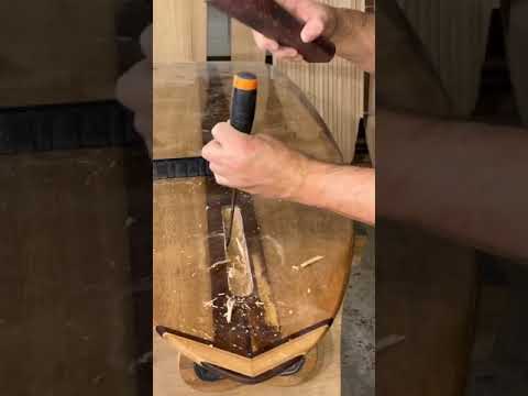 Vídeo: Como você ajusta os rolos de quilha?