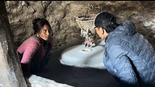 How make flour from roasted barley for Tibetan tea in Himalayas / by water mill in karmarong .