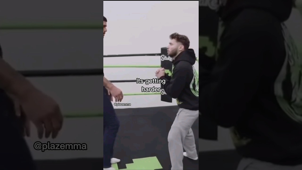 Alex Pereira exchanges kicks with Adin Ross😂 