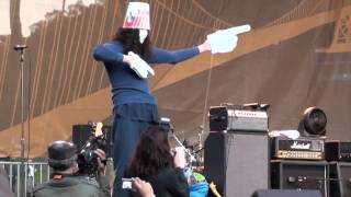 Video-Miniaturansicht von „Buckethead playing with nunchucks and doing the robot on stage“