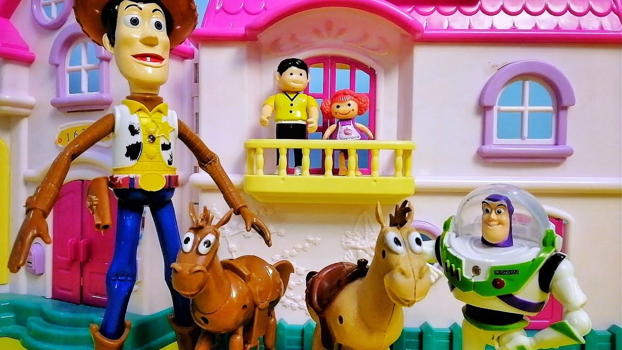 يوميات عائلة مريم و السنافر : وودي مع مريم و باز يطير !! قصص اطفال Dolls for kids