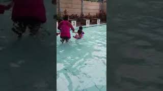 Adelia lg berenang di sekolah