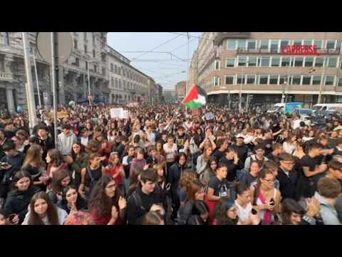 Video Milano, migliaia di studenti in corteo: occupato ex obitorio comunale