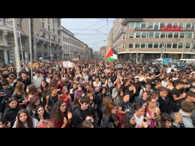 Milano, migliaia di studenti in corteo: occupato ex obitorio..