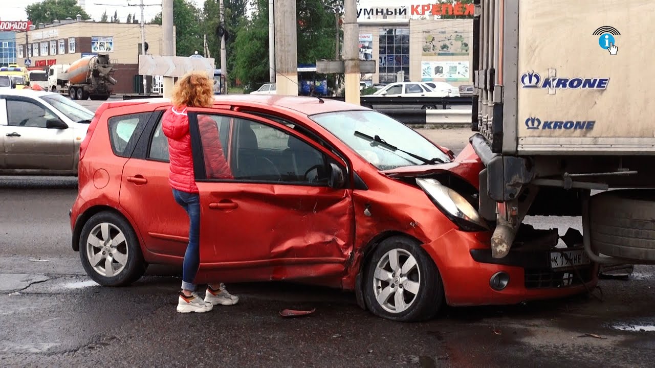 Машина залетела под фуру