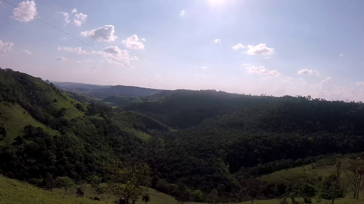 Descendo o morro em direção as cachoeiras de Anchieta.