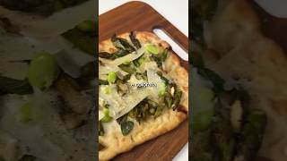 Pinsa con asparagi fave crude, pecorino e scorza di limone