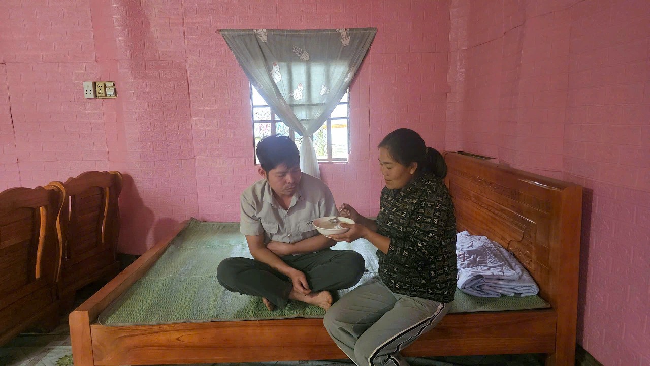 The situation became tense: KONG suddenly fell ill while working in the fields.