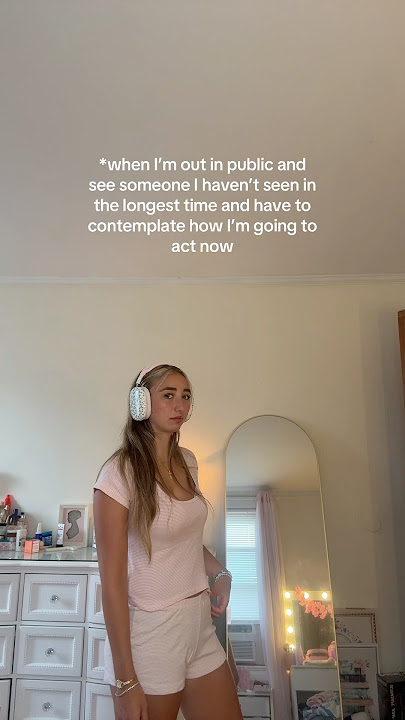 I usually wave 👋 #relatable #taylorswift #shorts #shortsvideo #girlshorts #swifttok #funnygirl