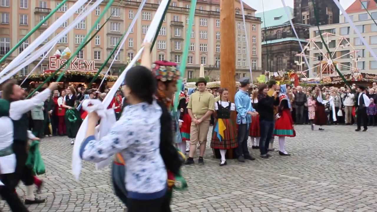 Internationaler Maibaum-Bändertanz am 1. Mai 2013 auf dem Altmarkt zu Dresden