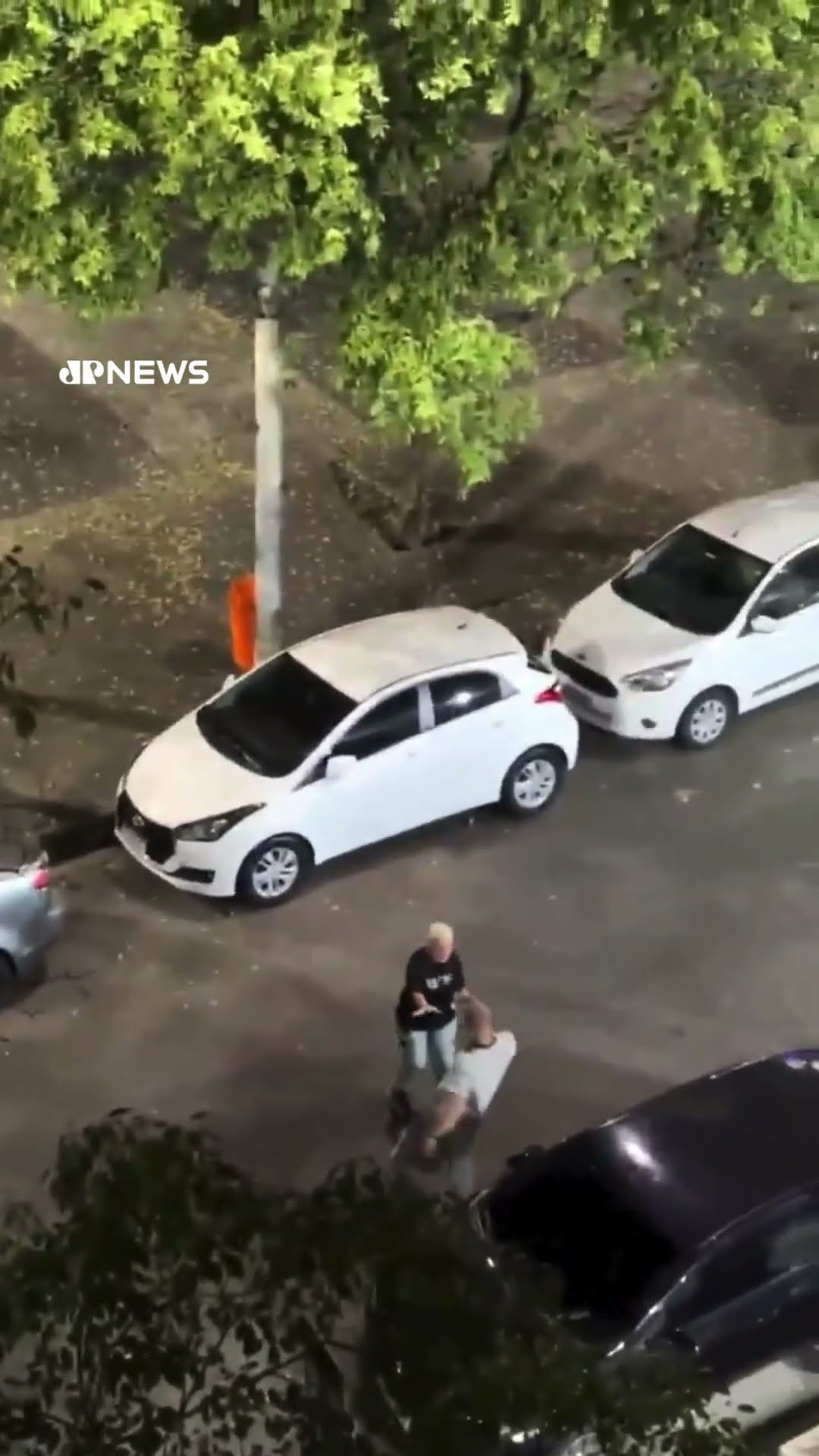 Norueguês é preso após depredar carros e motos em Copacabana; assista #shorts