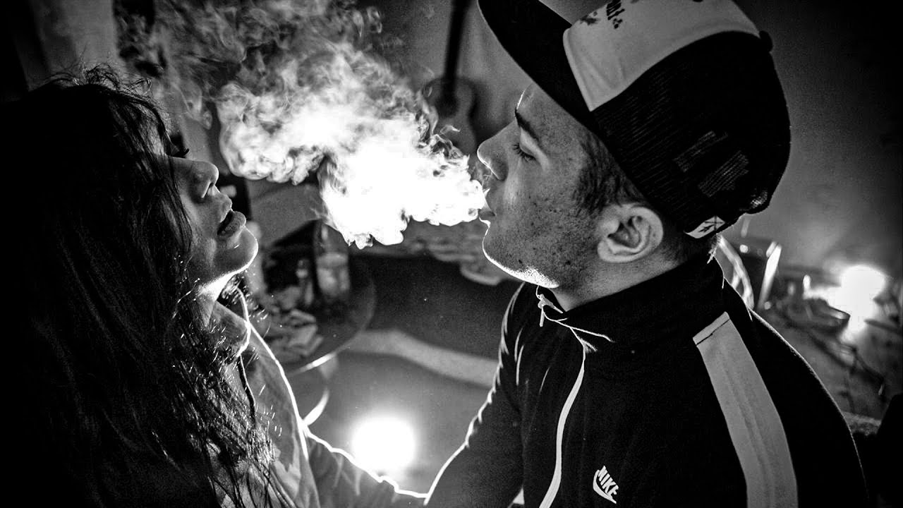 V. девушка с кальяном в дыму. пуская дым. девушка в дымке. я пускаю дым.