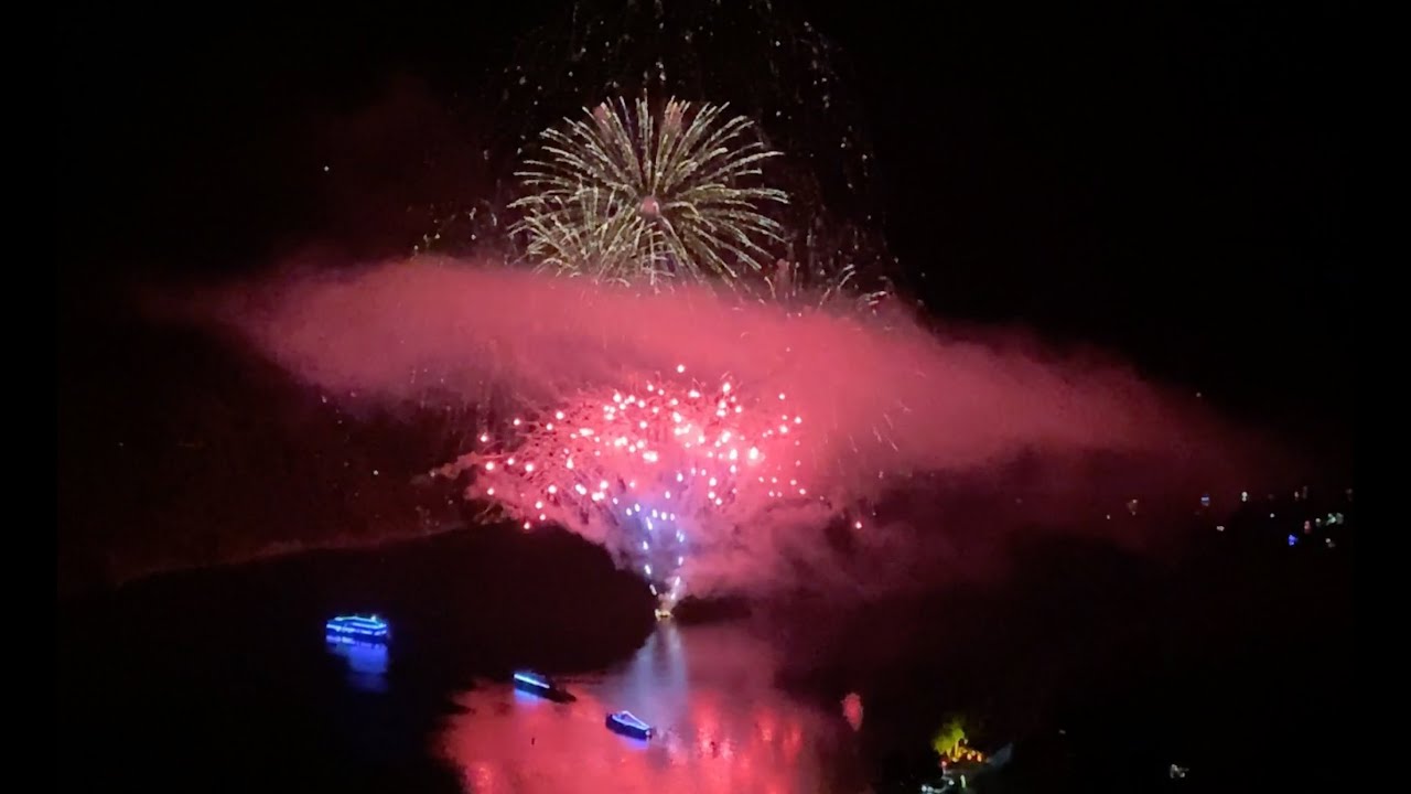 Stausee in Flammen und Farben - mit gigantischem Finale
