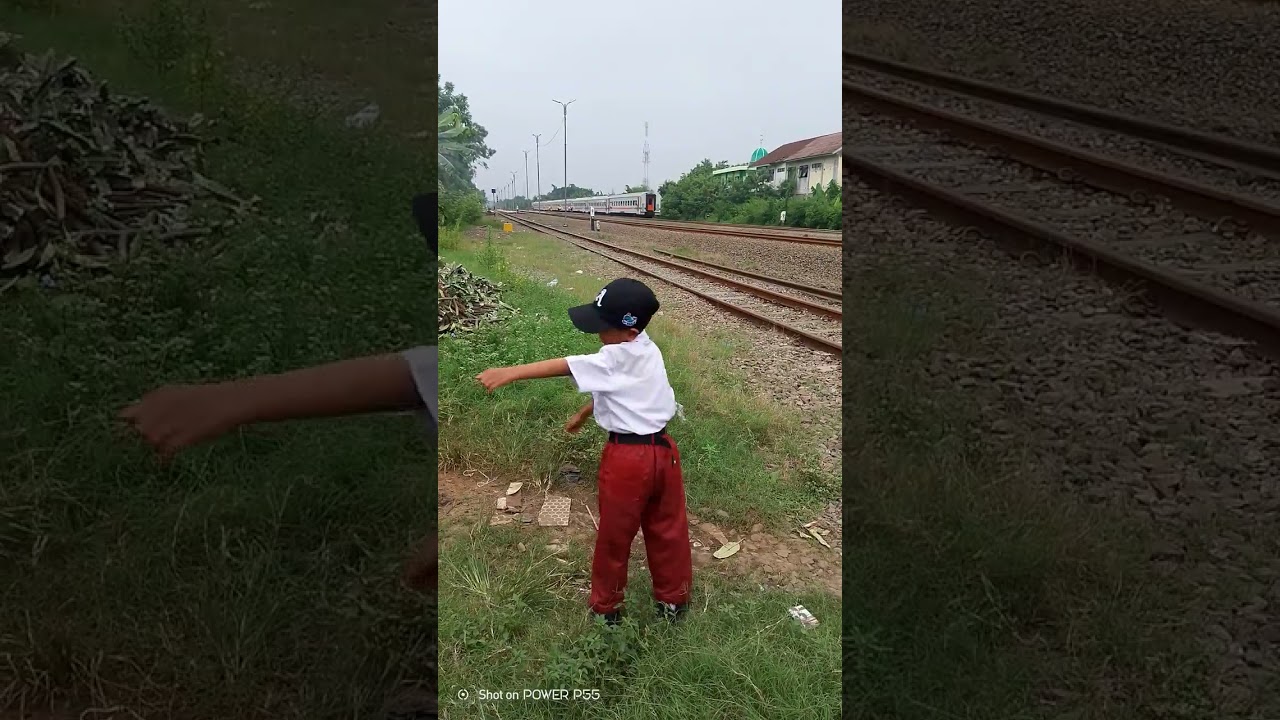 Bocil Pulang Sekolah Melihat Kereta Api Berpapasan Eksekutif Dengan Comuter Line Walahar