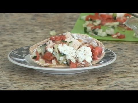 Chicken Pita With Yogurt Garlic Sauce : Greek Dips & Pita Meals