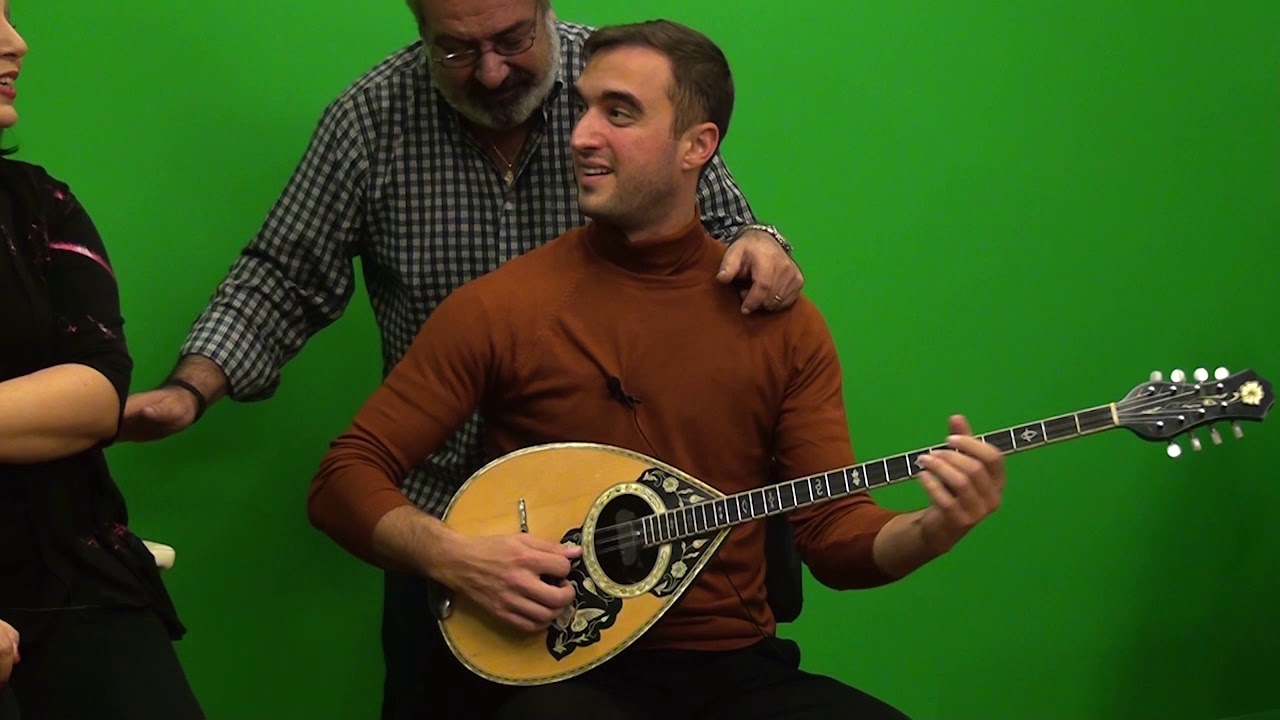 aggelos peftoun ta fila apo ta klaria