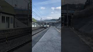 211系がみどり湖駅を発車