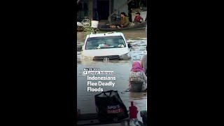 Warga Indonesia Mengungsi Akibat Banjir Maut