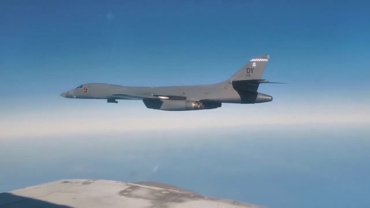 Сопровождение бомбардировщика B-1В Lancer ВВС США над Беринговым и ...