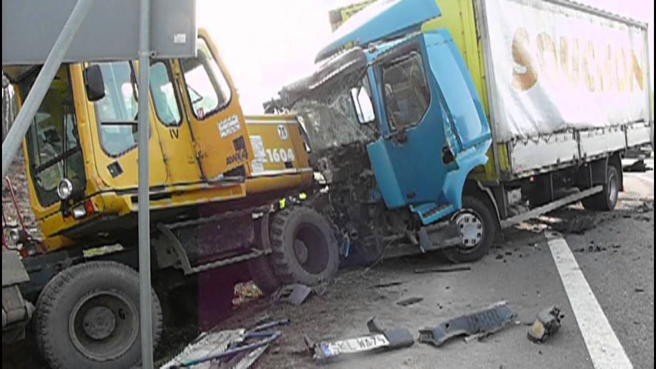 Wypadek ciężarówki z koparką na krajowej trójce