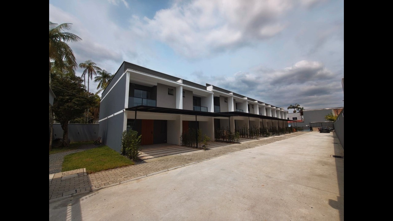 Venda - Geminado em Condomínio Fechado, com 03 suítes, 1 lavabo