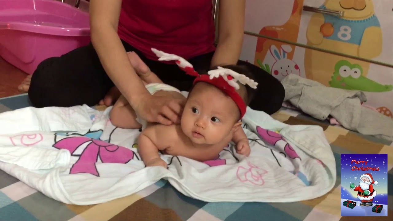 Tắm bé Bảo Đan tại TP Hạ Long