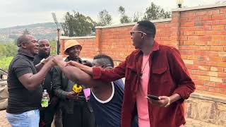 Pastor CLAUDE  noneho ahuye nuruva gusenya bamukubise ingumi yamabwene kubera kuvuga ubugambo.