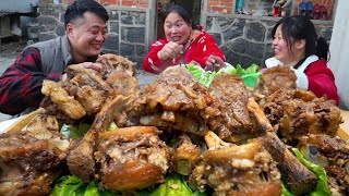 My sister bought 5 catties of beef bones and invited the fat sister to eat hot pot. It was spicy an