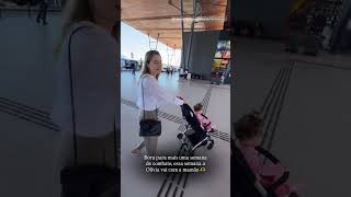 DEPUTADA JÚLIA ZANATTA CHEGANDO NO AEROPORTO DE FLORIANÓPOLIS COM SUA FILHA
