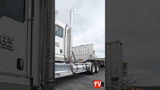 W900L Kenworth daycab pulling a spread axle flatbed. Superstock with the factory mini bumper 🤔