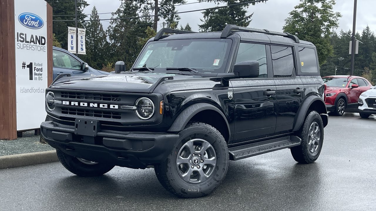 Обзор Ford Bronco Big Bend 2025 года с жёстким верхом, багажником на крышу и рейлингами, сумкой д...